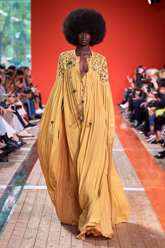 بالصور: قفاطين فاخرة من منصات العروض لإطلالة عيد الفطر 2020 صورة رقم 3