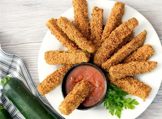 لمقبلات لذيذة.. إليكم طريقة تحضير أصابع الكوسا المقرمشة السهلة صورة رقم 3