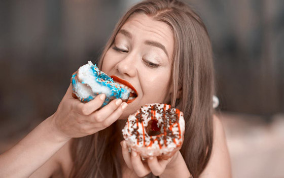 هل تعرف شخصا يأكل ما لذ وطاب ولا يزيد وزنه؟.. إليك السبب! صورة رقم 1