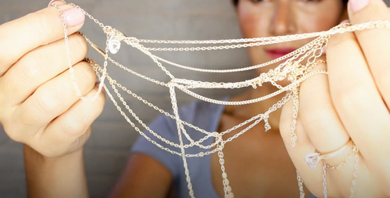 3 حيل سهلة وذكية لفك عقد القلائد والسلاسل صورة رقم 4