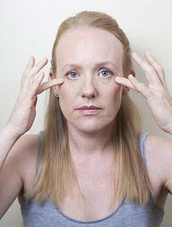 5 خطوات أساسيّة مضادة للتجاعيد في متناول الجميع صورة رقم 3