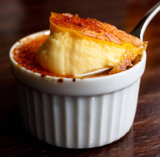 لمحبي الكراميل.. طريقة عمل حلوى كريم بروليه الفرنسية بخطوات بسيطة صورة رقم 4