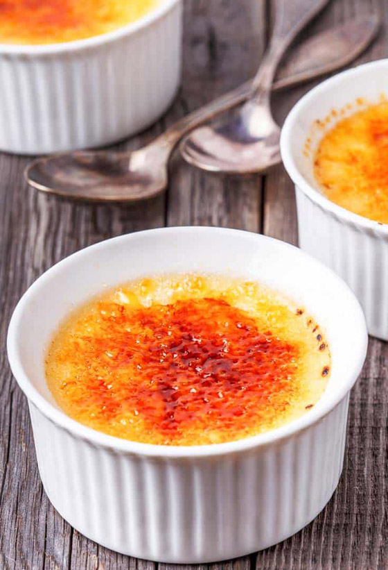 لمحبي الكراميل.. طريقة عمل حلوى كريم بروليه الفرنسية بخطوات بسيطة صورة رقم 5