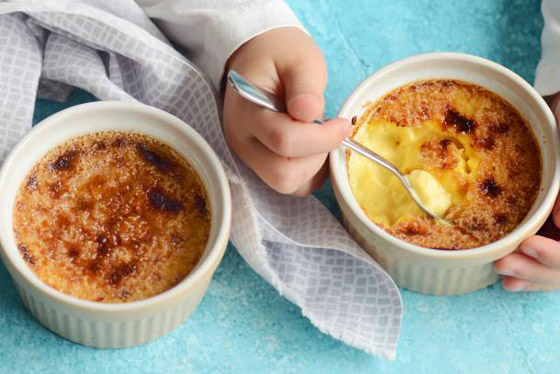 لمحبي الكراميل.. طريقة عمل حلوى كريم بروليه الفرنسية بخطوات بسيطة صورة رقم 7