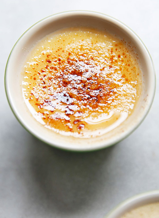 لمحبي الكراميل.. طريقة عمل حلوى كريم بروليه الفرنسية بخطوات بسيطة صورة رقم 8