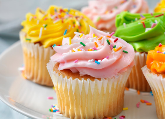 حلوى المناسبات السعيدة.. تعلموا طريقة تحضير الكاب كيك كالمحترفين صورة رقم 1