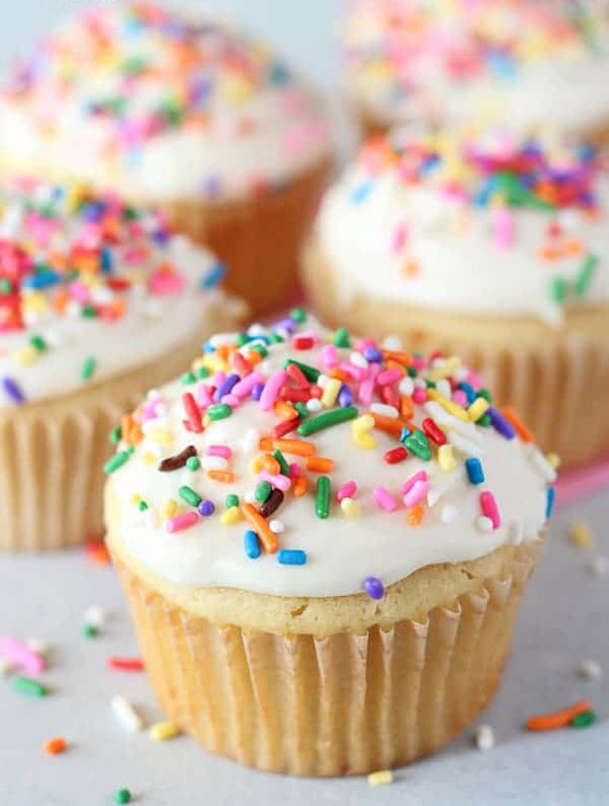 حلوى المناسبات السعيدة.. تعلموا طريقة تحضير الكاب كيك كالمحترفين صورة رقم 4