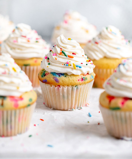 حلوى المناسبات السعيدة.. تعلموا طريقة تحضير الكاب كيك كالمحترفين صورة رقم 8