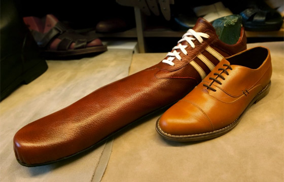 يصل إلى 75 سنتيمترا.. حذاء ضد فيروس كورونا لضمان التباعد الاجتماعي صورة رقم 1