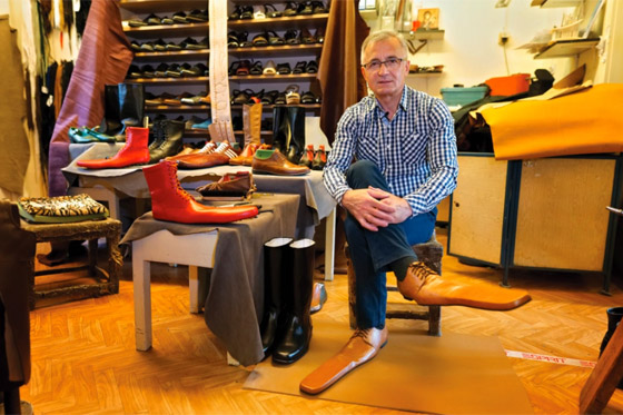 يصل إلى 75 سنتيمترا.. حذاء ضد فيروس كورونا لضمان التباعد الاجتماعي صورة رقم 2