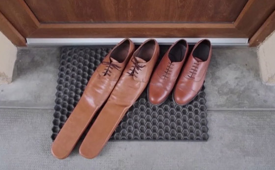 يصل إلى 75 سنتيمترا.. حذاء ضد فيروس كورونا لضمان التباعد الاجتماعي صورة رقم 3