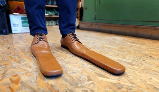 يصل إلى 75 سنتيمترا.. حذاء ضد فيروس كورونا لضمان التباعد الاجتماعي صورة رقم 9