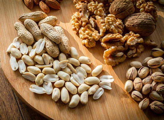 في متناول الجميع.. إليكم 10 أطعمة تقوي البصر والعين صورة رقم 3