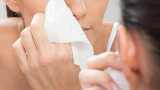 تعرفي على الأضرار الخفية لمناديل إزالة المكياج صورة رقم 3