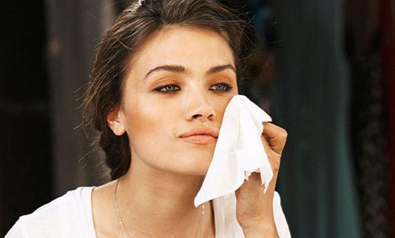 تعرفي على الأضرار الخفية لمناديل إزالة المكياج صورة رقم 2