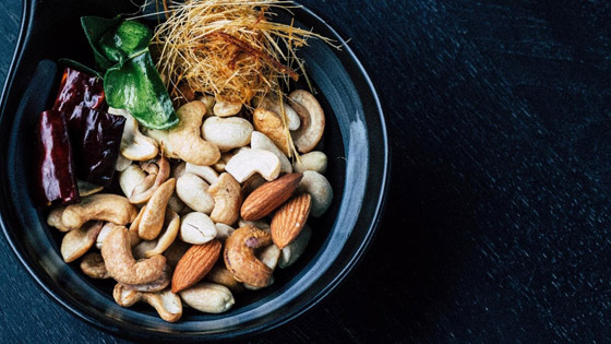 لهذا السبب لا يجب أن تأكل الكثير من المكسرات صورة رقم 2