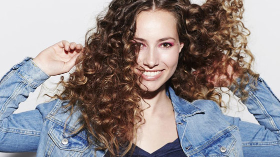 خطوات عناية مؤذية.. إليكم 12 سببا وراء معاناة الشعر في فصل الصيف صورة رقم 3