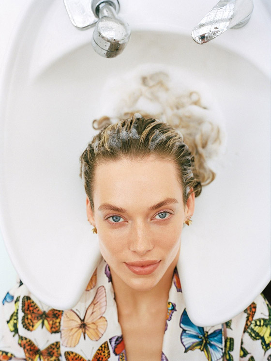 خطوات عناية مؤذية.. إليكم 12 سببا وراء معاناة الشعر في فصل الصيف صورة رقم 2