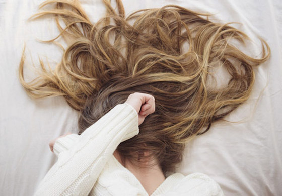 خطوات عناية مؤذية.. إليكم 12 سببا وراء معاناة الشعر في فصل الصيف صورة رقم 1