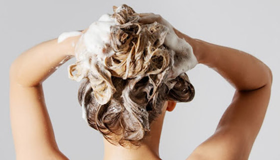 خطوات عناية مؤذية.. إليكم 12 سببا وراء معاناة الشعر في فصل الصيف صورة رقم 4