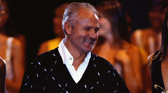 فيرساتشي.. قصة الرجل الذي صمَّم ملابس الملكات والأميرات وقُتل في ظروف غامضة صورة رقم 1