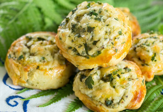 إليكم طريقة تحضير فطائر الجبن بالبقدونس للفطور صورة رقم 1