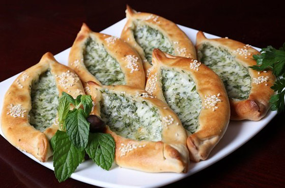 إليكم طريقة تحضير فطائر الجبن بالبقدونس للفطور صورة رقم 6