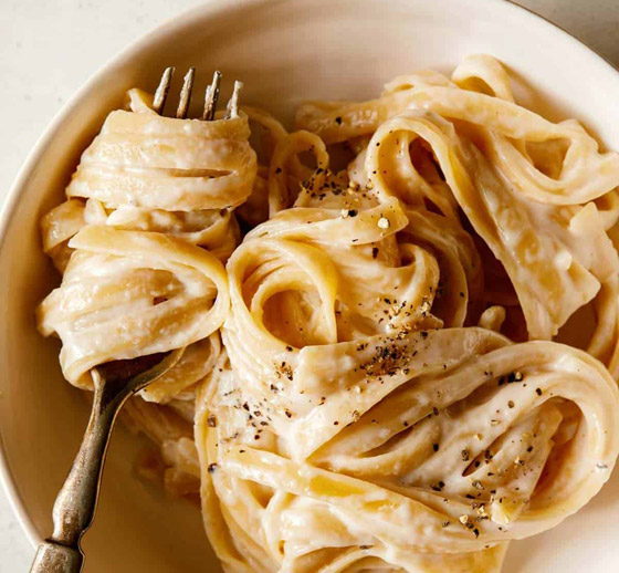 ألذ الأطباق الإيطالية: إليكم طريقة تحضير معكرونة فوتشيني ألفريدو صورة رقم 11 ألذ الأطباق الإيطالية: إليكم طريقة تحضير معكرونة فوتشيني ألفريدو صورة رقم 11