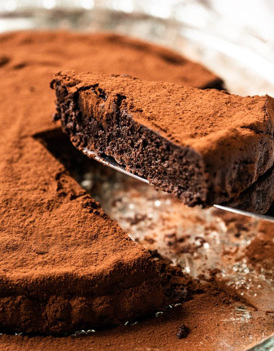 باردة تروي في الصيف.. إليكم طريقة تحضير كيكة الشوكولاتة بدون طحين صورة رقم 12 باردة تروي في الصيف.. إليكم طريقة تحضير كيكة الشوكولاتة بدون طحين صورة رقم 12