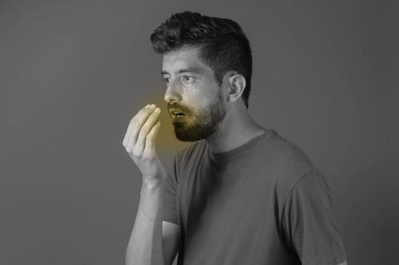 هل تشعر برائحة فم كريهة عند وضع القناع؟ إليك بعض الأسباب وراء هذه المشكلة صورة رقم 1