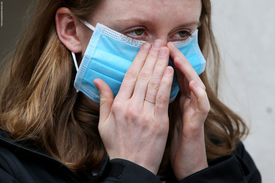 هل تشعر برائحة فم كريهة عند وضع القناع؟ إليك بعض الأسباب وراء هذه المشكلة صورة رقم 2