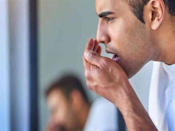 هل تشعر برائحة فم كريهة عند وضع القناع؟ إليك بعض الأسباب وراء هذه المشكلة صورة رقم 7