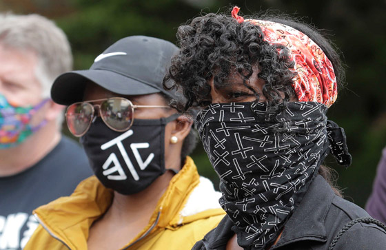 لماذا تغيرت نظرة العالم إلى أغطية الوجه والكمامات للحماية من كورونا؟ صورة رقم 5 لماذا تغيرت نظرة العالم إلى أغطية الوجه والكمامات للحماية من كورونا؟ صورة رقم 5