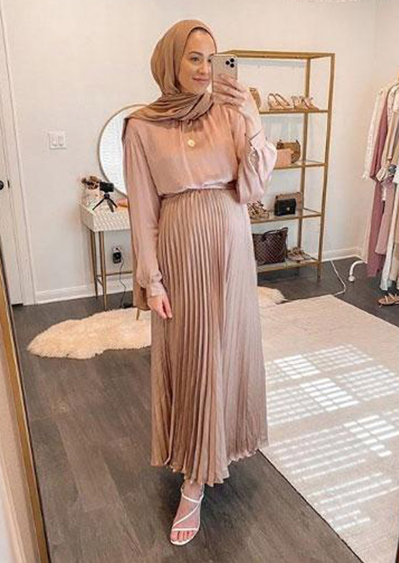 بالصور: إليكم أجمل إطلالات الفاشينيستا المحجبات بالتنورة البليسيه صورة رقم 1 بالصور: إليكم أجمل إطلالات الفاشينيستا المحجبات بالتنورة البليسيه صورة رقم 1