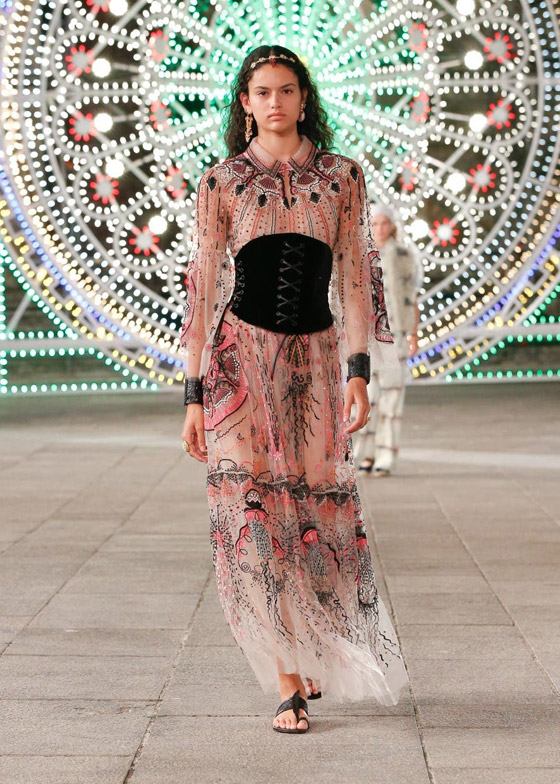 بـ 60 طنا من الأضواء.. أجواء مبهرة لعرض 