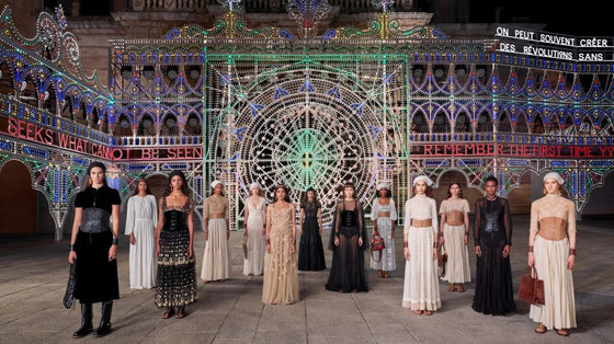 بـ 60 طنا من الأضواء.. أجواء مبهرة لعرض 