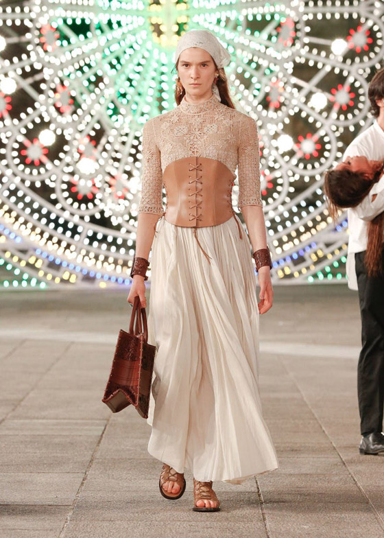 بـ 60 طنا من الأضواء.. أجواء مبهرة لعرض 