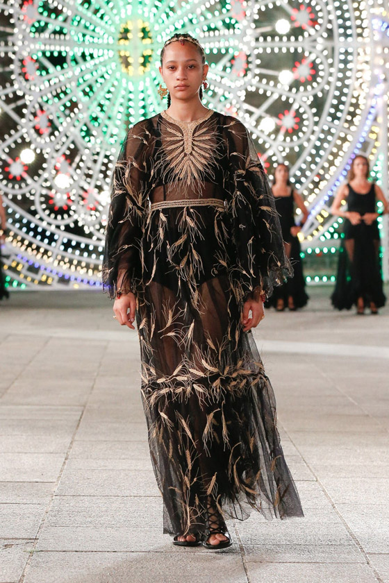 بـ 60 طنا من الأضواء.. أجواء مبهرة لعرض 