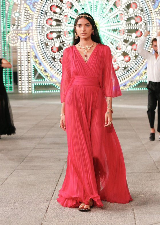 بـ 60 طنا من الأضواء.. أجواء مبهرة لعرض 