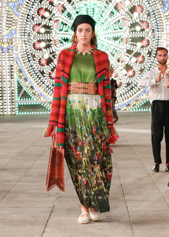 بـ 60 طنا من الأضواء.. أجواء مبهرة لعرض 