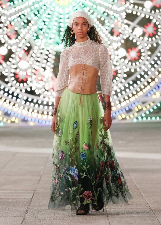 بـ 60 طنا من الأضواء.. أجواء مبهرة لعرض 