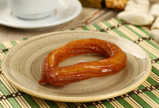 أقراص ذهبية مغطسة بالقطر.. إليكم طريقة تحضير المشبك في المنزل صورة رقم 1