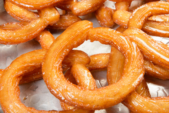 أقراص ذهبية مغطسة بالقطر.. إليكم طريقة تحضير المشبك في المنزل صورة رقم 2