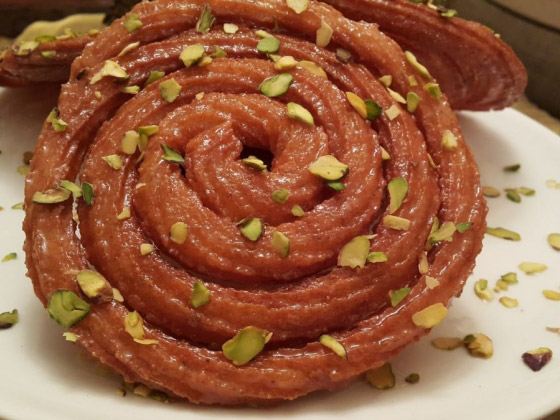 أقراص ذهبية مغطسة بالقطر.. إليكم طريقة تحضير المشبك في المنزل صورة رقم 3