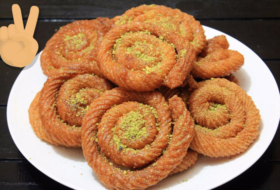 أقراص ذهبية مغطسة بالقطر.. إليكم طريقة تحضير المشبك في المنزل صورة رقم 4