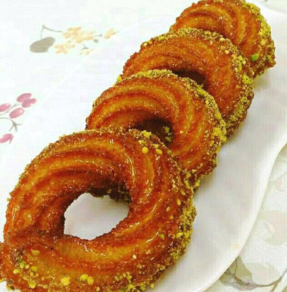 أقراص ذهبية مغطسة بالقطر.. إليكم طريقة تحضير المشبك في المنزل صورة رقم 5