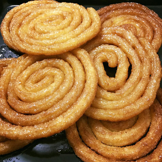 أقراص ذهبية مغطسة بالقطر.. إليكم طريقة تحضير المشبك في المنزل صورة رقم 6