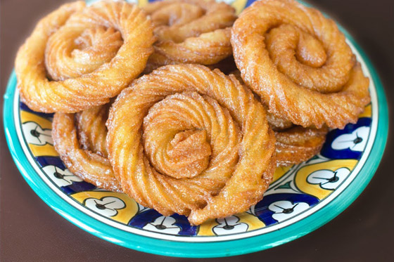 أقراص ذهبية مغطسة بالقطر.. إليكم طريقة تحضير المشبك في المنزل صورة رقم 7