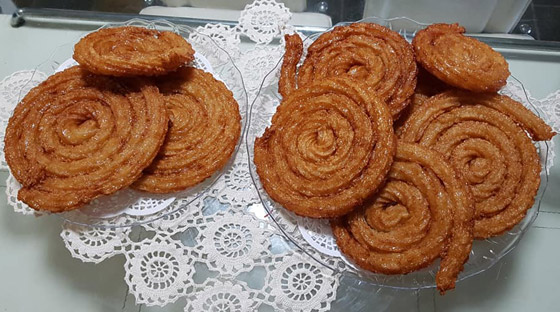 أقراص ذهبية مغطسة بالقطر.. إليكم طريقة تحضير المشبك في المنزل صورة رقم 8