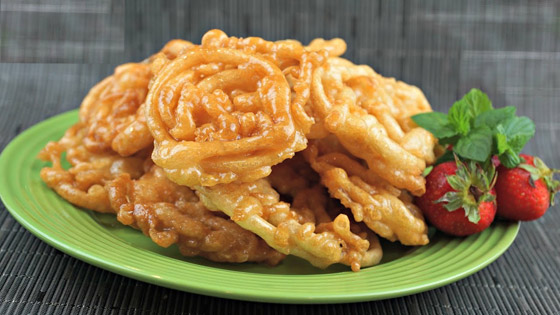 أقراص ذهبية مغطسة بالقطر.. إليكم طريقة تحضير المشبك في المنزل صورة رقم 10